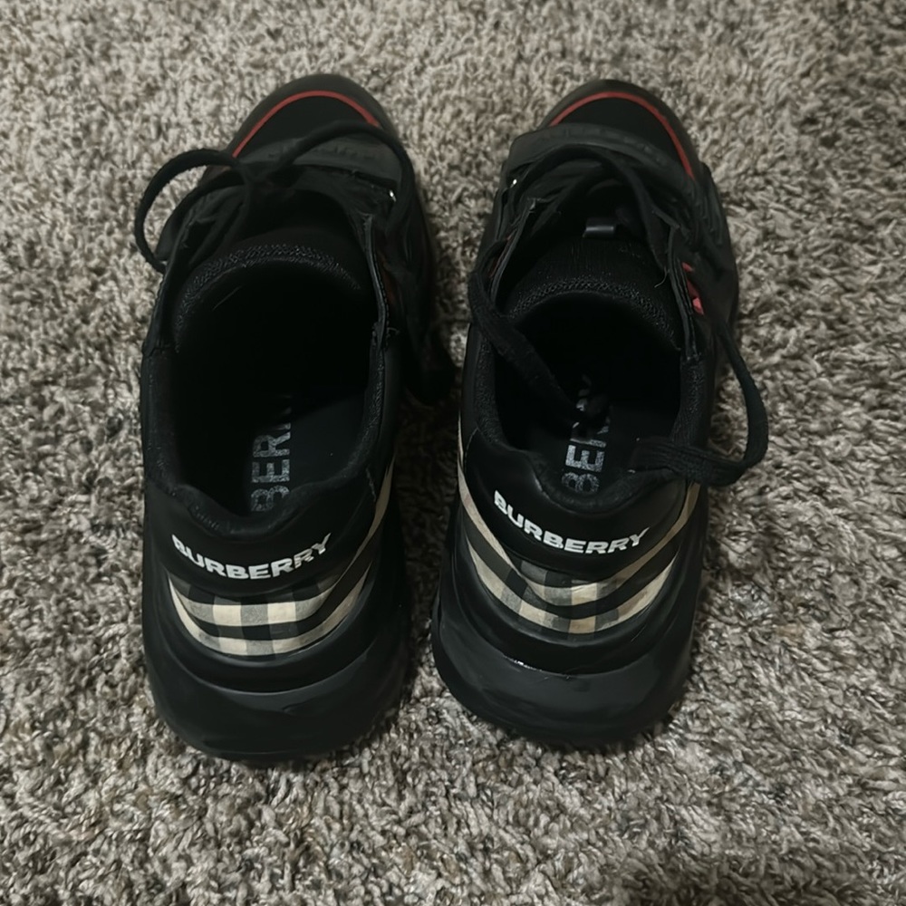 I’m selling my Burberry shoes size 43 good condition